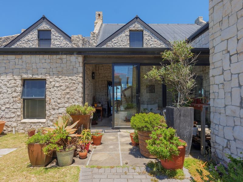 Elegant French–English Country Style Home in a Truly Idyllic Setting - Photo 7