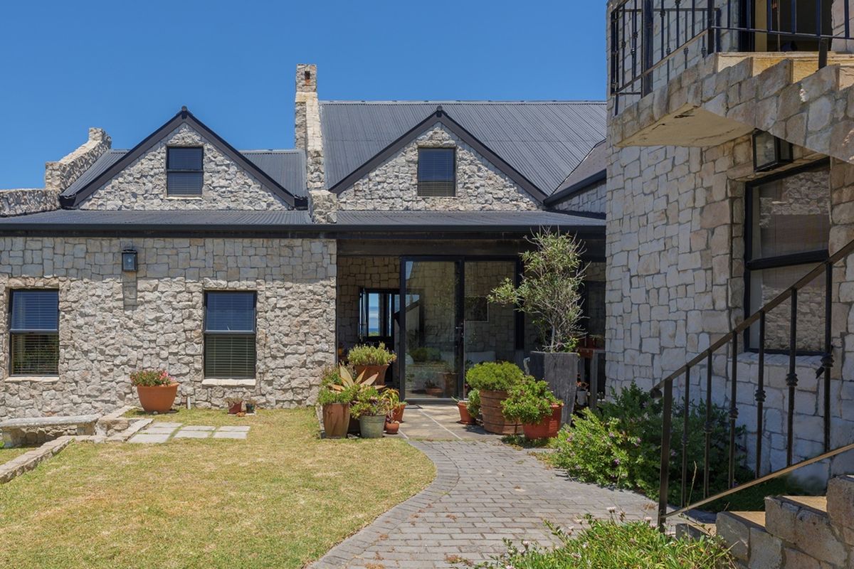 Elegant French–English Country Style Home in a Truly Idyllic Setting - Photo 5