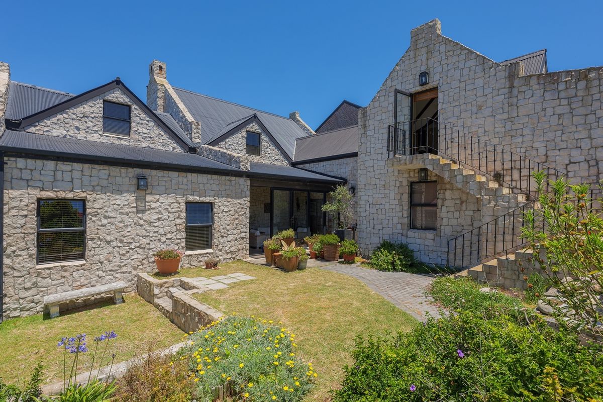 Elegant French–English Country Style Home in a Truly Idyllic Setting - Photo 4