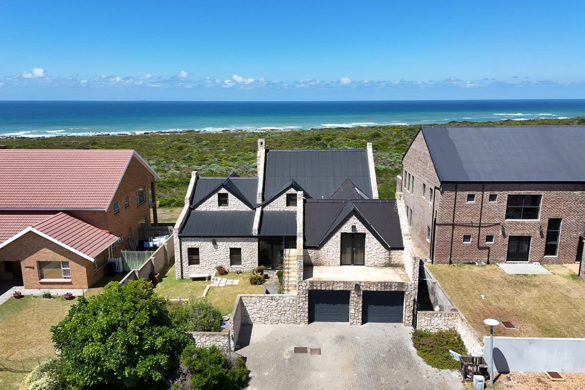 Elegant French–English Country Style Home in a Truly Idyllic Setting - Photo 3