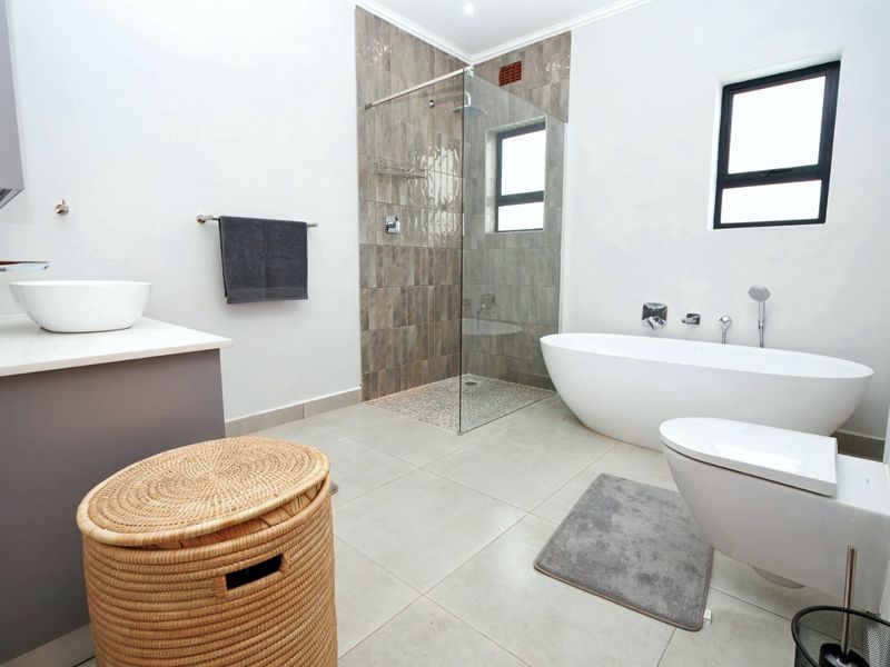 Stylish, Spacious, and Ready to Move In! - Photo 9