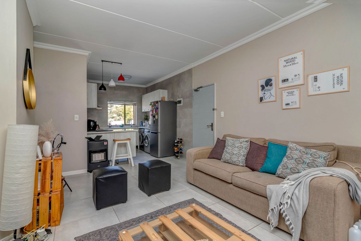 No transfer duty!  Well located, modern unit with low levies - Photo 5