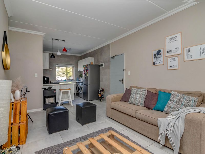 No transfer duty!  Well located, modern unit with low levies - Photo 5