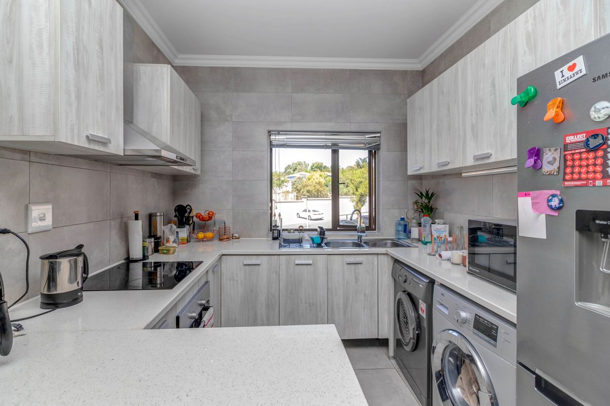 No transfer duty!  Well located, modern unit with low levies - Photo 3