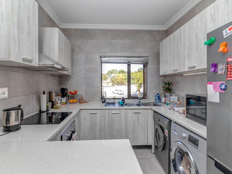 No transfer duty!  Well located, modern unit with low levies - Photo 3