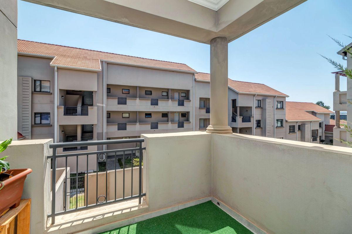 No transfer duty!  Well located, modern unit with low levies - Photo 2