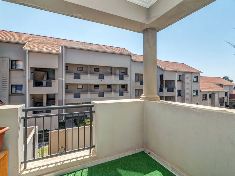 No transfer duty!  Well located, modern unit with low levies - Photo 2