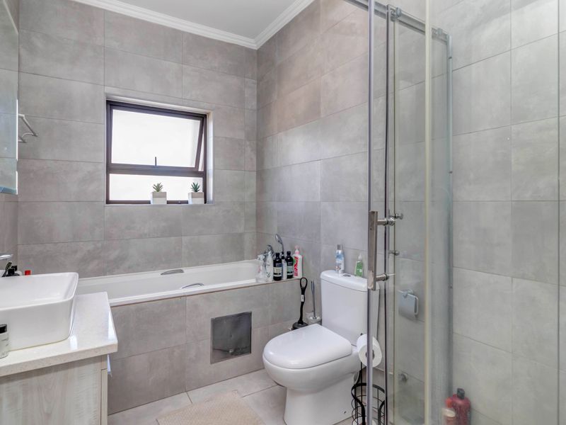 No transfer duty!  Well located, modern unit with low levies - Photo 10