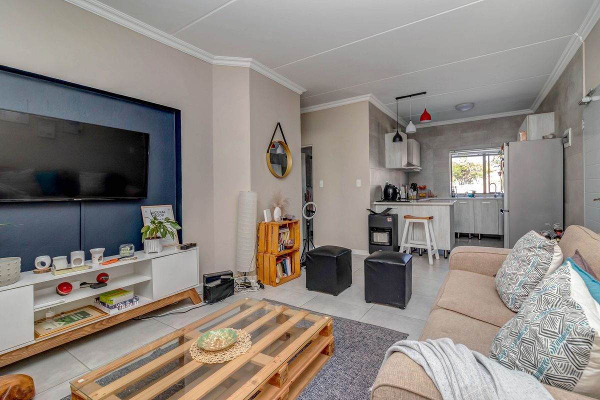 No transfer duty!  Well located, modern unit with low levies - Photo 4