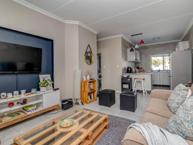 No transfer duty!  Well located, modern unit with low levies - Photo 4