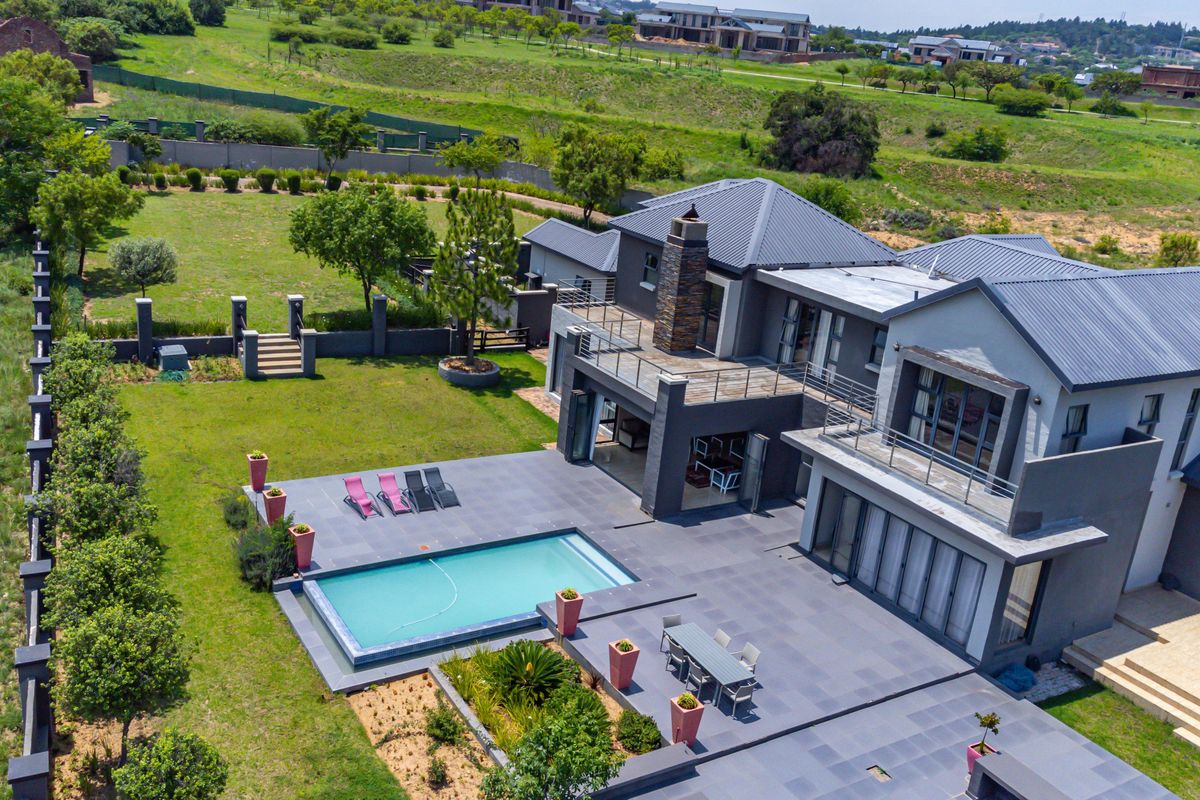 TRANQUIL COUNTRY LIVING IN THE HEART OF MIDRAND - Photo 2