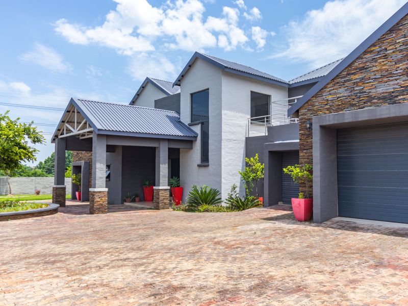 TRANQUIL COUNTRY LIVING IN THE HEART OF MIDRAND - Photo 3