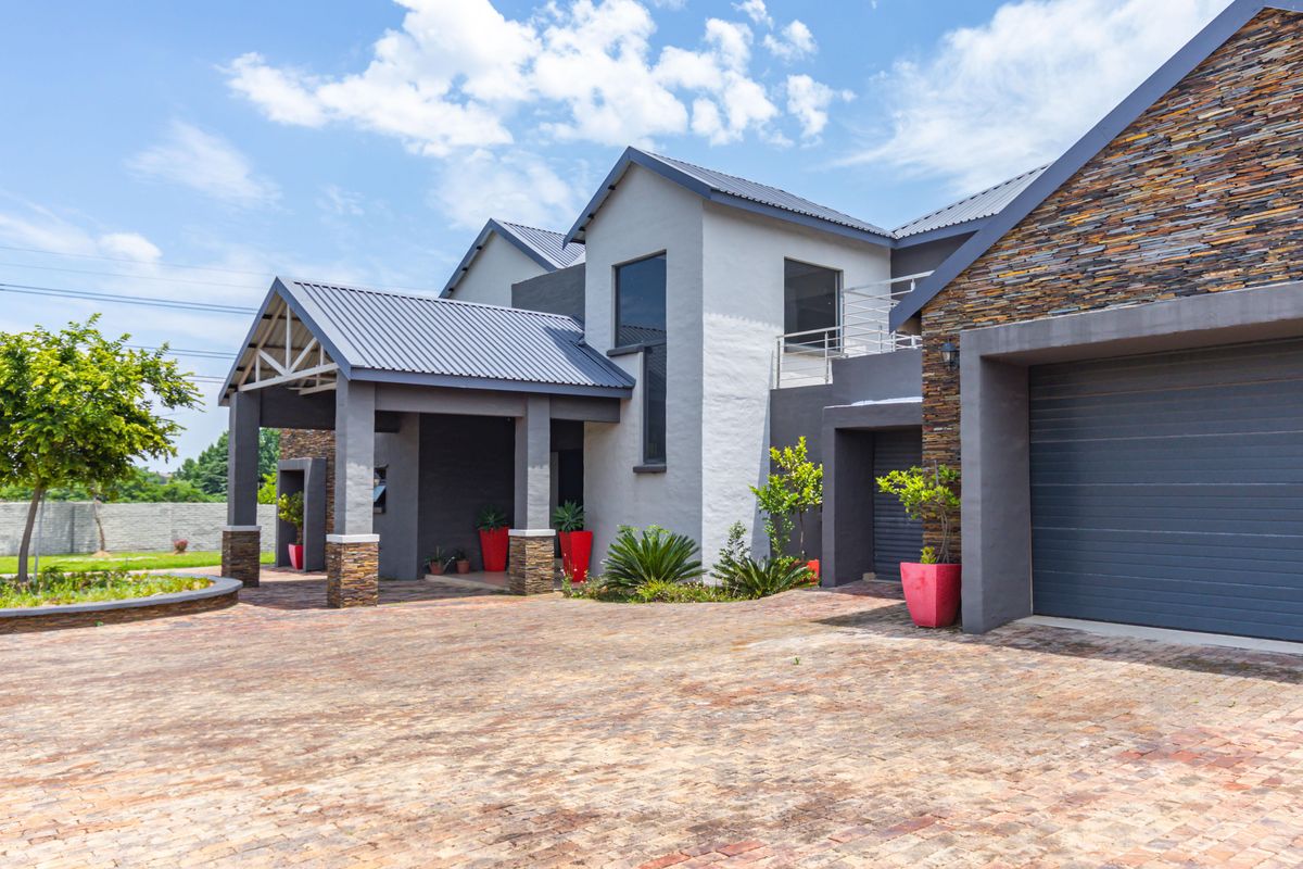 TRANQUIL COUNTRY LIVING IN THE HEART OF MIDRAND - Photo 3