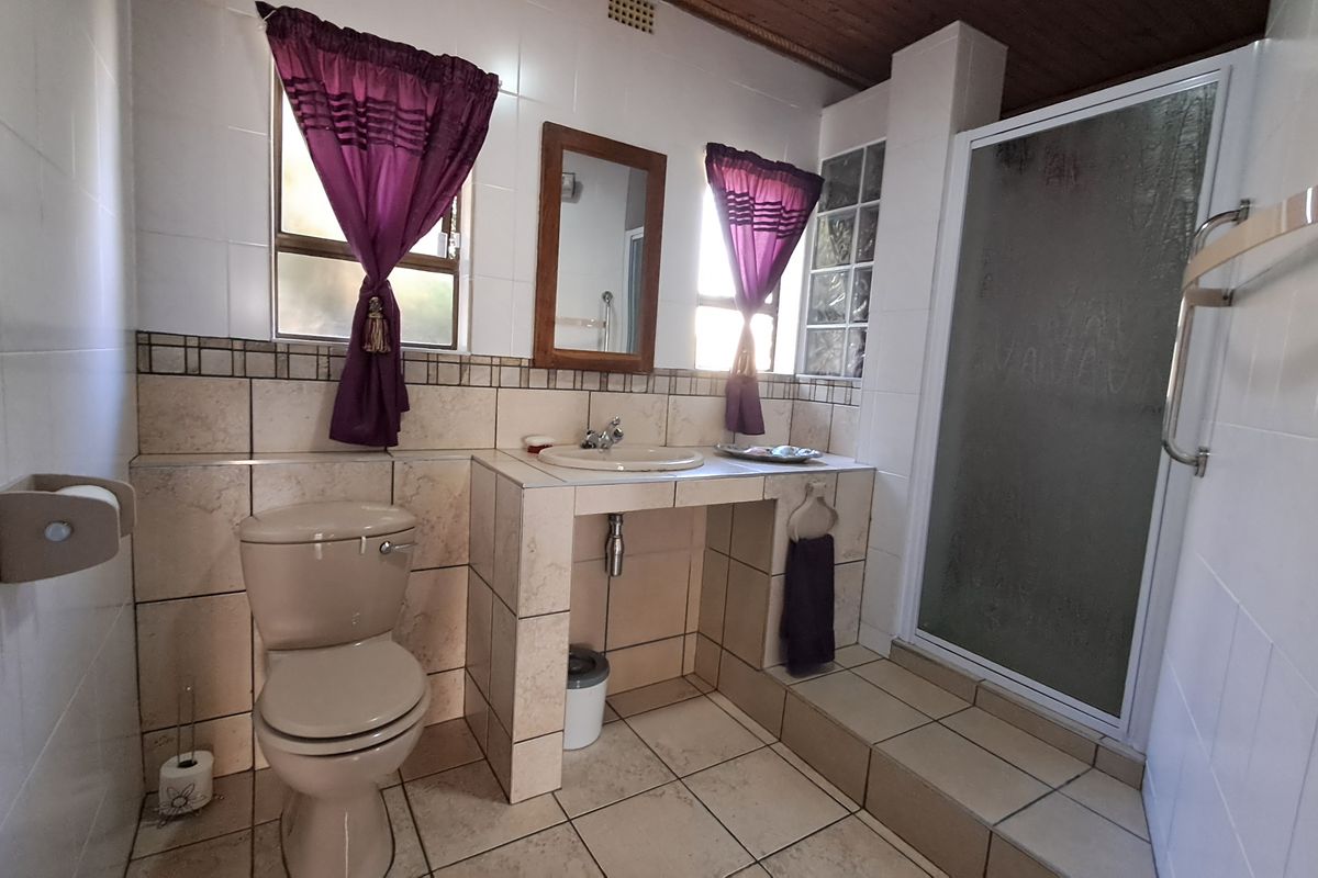 Entertainer’s Dream with Spacious Living & Endless Possibilities! - Photo 3