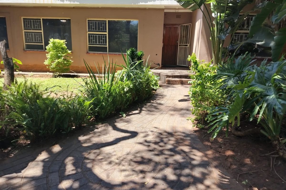 Spacious 4-bedroom home For Sale in Protea Park, Rustenburg! - Photo 2