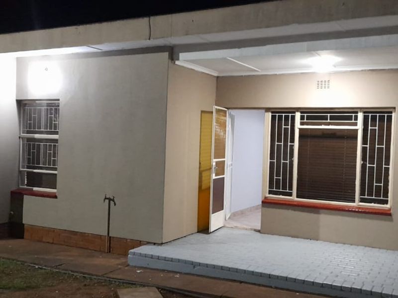 Spacious 4-bedroom home For Sale in Protea Park, Rustenburg! - Photo 10