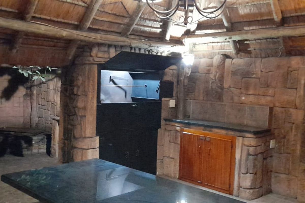 Spacious 4-bedroom home For Sale in Protea Park, Rustenburg! - Photo 4