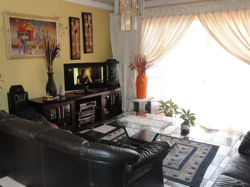 GREAT FAMILY HOME - Potchefstroom - For Sale - Photo 2