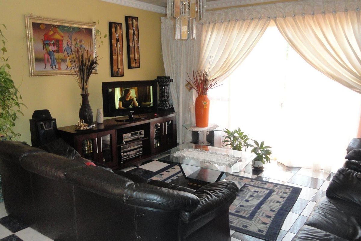 GREAT FAMILY HOME - Potchefstroom - For Sale - Photo 2