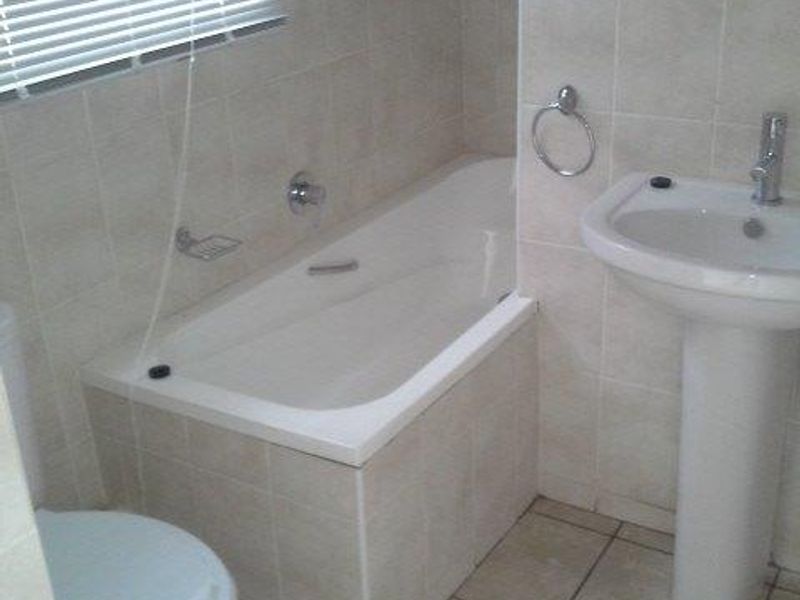 Beautiful upmarket one bedroom-student flat for sale - Photo 3