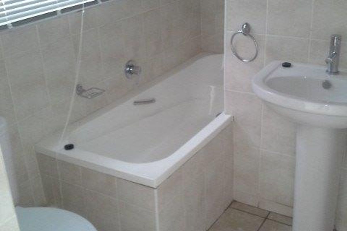 Beautiful upmarket one bedroom-student flat for sale - Photo 3