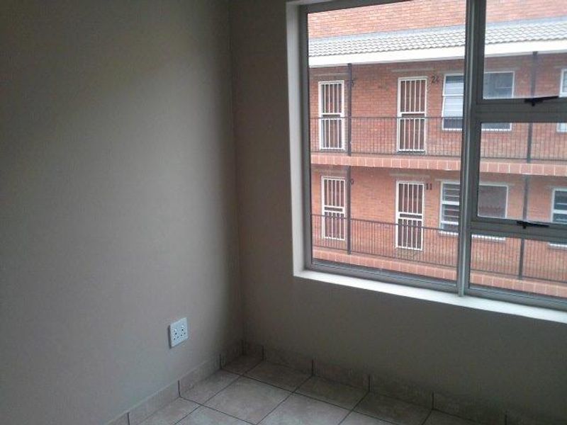 Beautiful upmarket one bedroom-student flat for sale - Photo 4