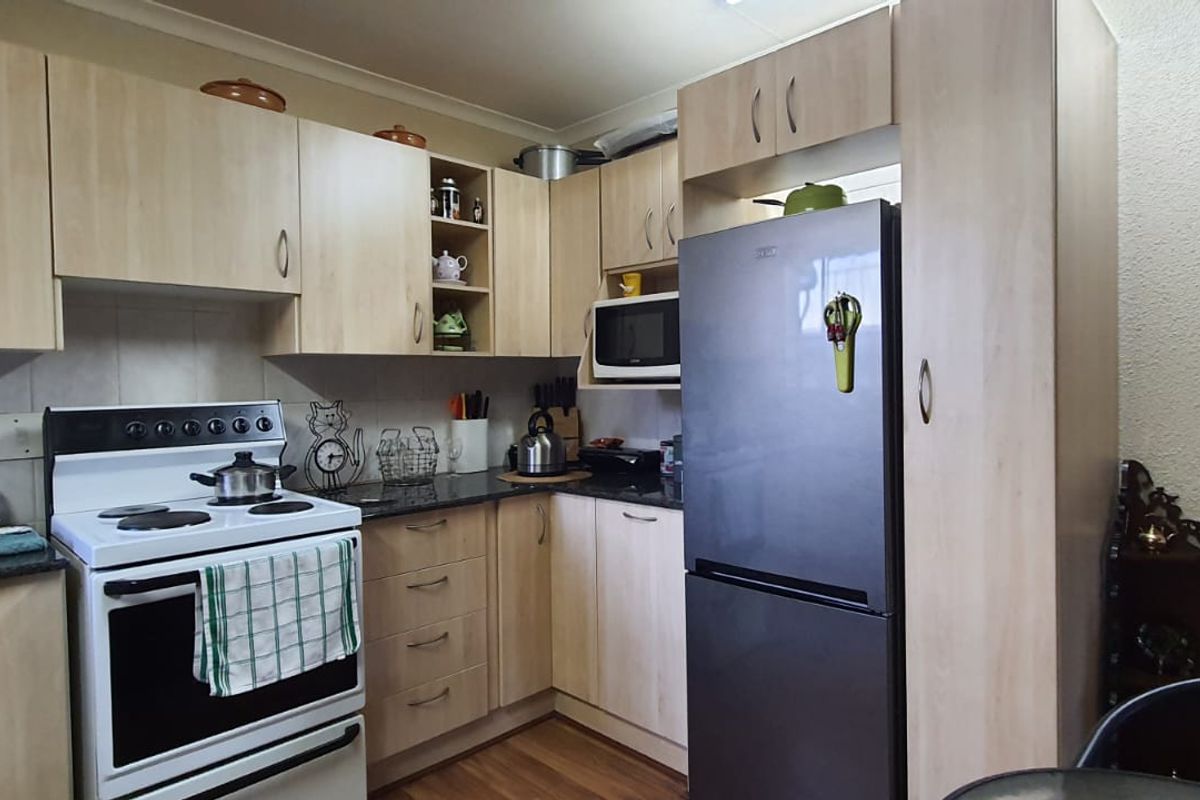 Lovely 2-Bed Townhouse in Safe Complex - Photo 3