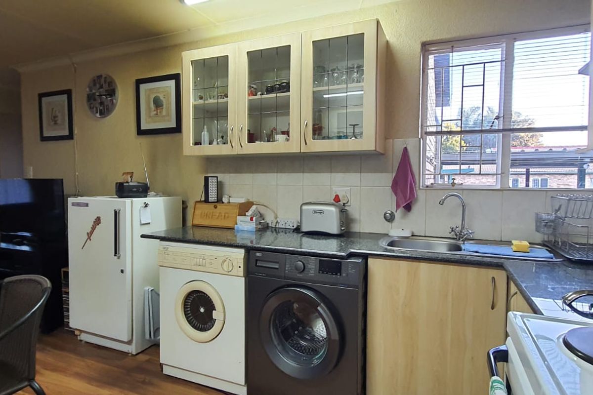 Lovely 2-Bed Townhouse in Safe Complex - Photo 5