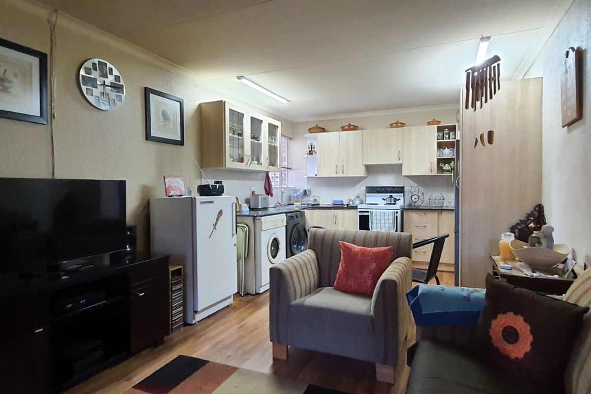 Lovely 2-Bed Townhouse in Safe Complex - Photo 4