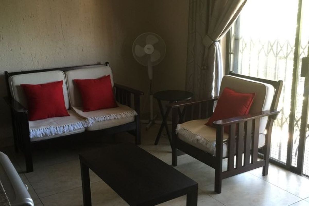 Excellent Buy! Upmarket Student flat near the NWU! - Photo 2
