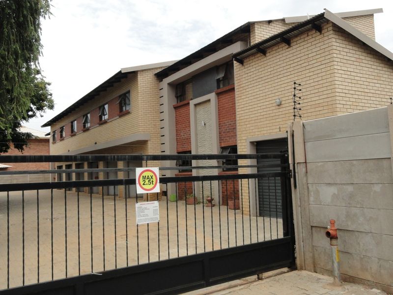 Ruim een slaapkamer woonstel te koop - Potchefstroom - Photo 3