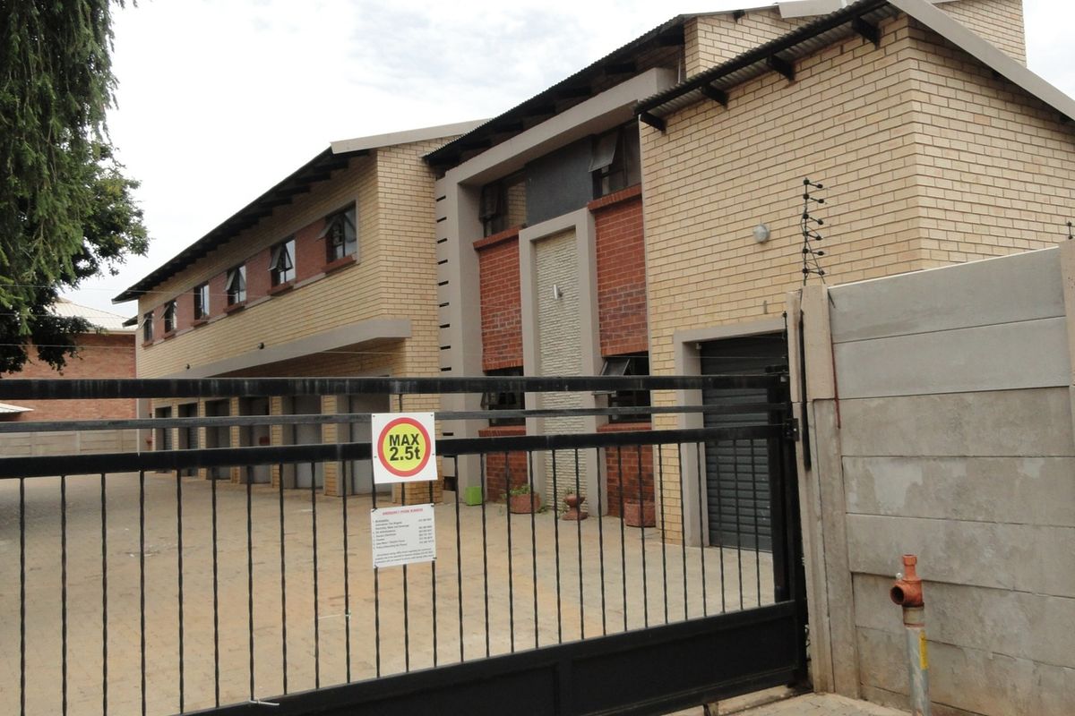 Ruim een slaapkamer woonstel te koop - Potchefstroom - Photo 3