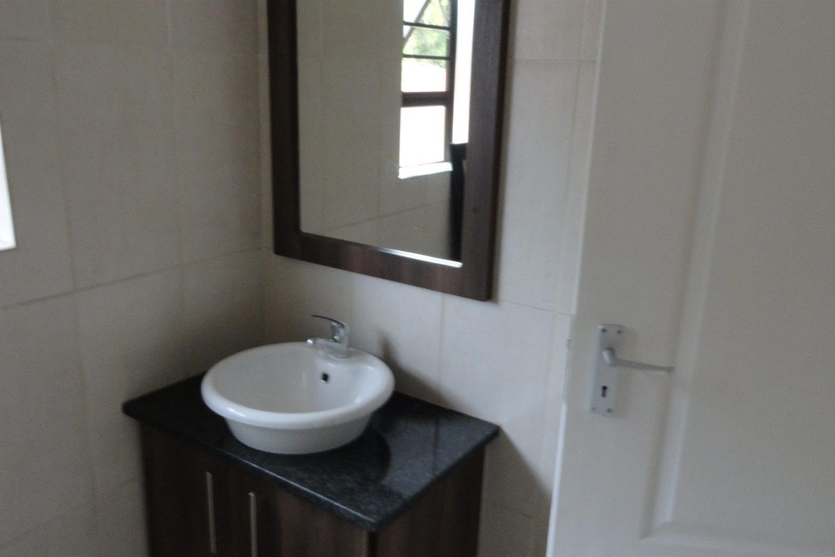Ruim een slaapkamer woonstel te koop - Potchefstroom - Photo 2