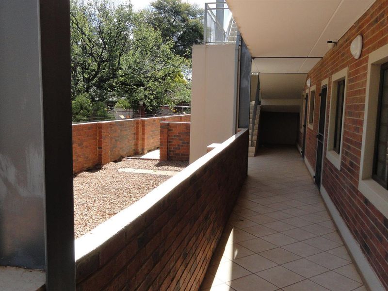 Spacious 1 bedroom apartment for sale in a secure complex - Photo 2