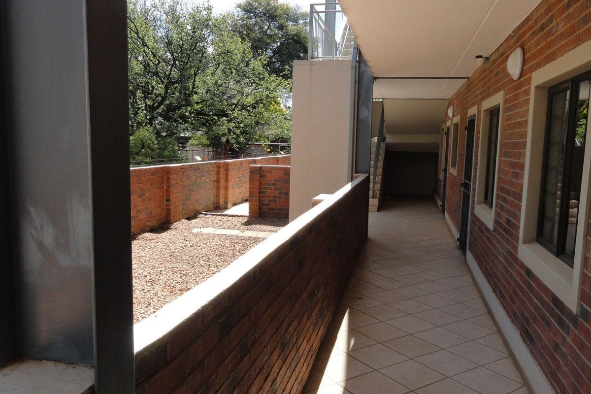 Spacious 1 bedroom apartment for sale in a secure complex - Photo 2