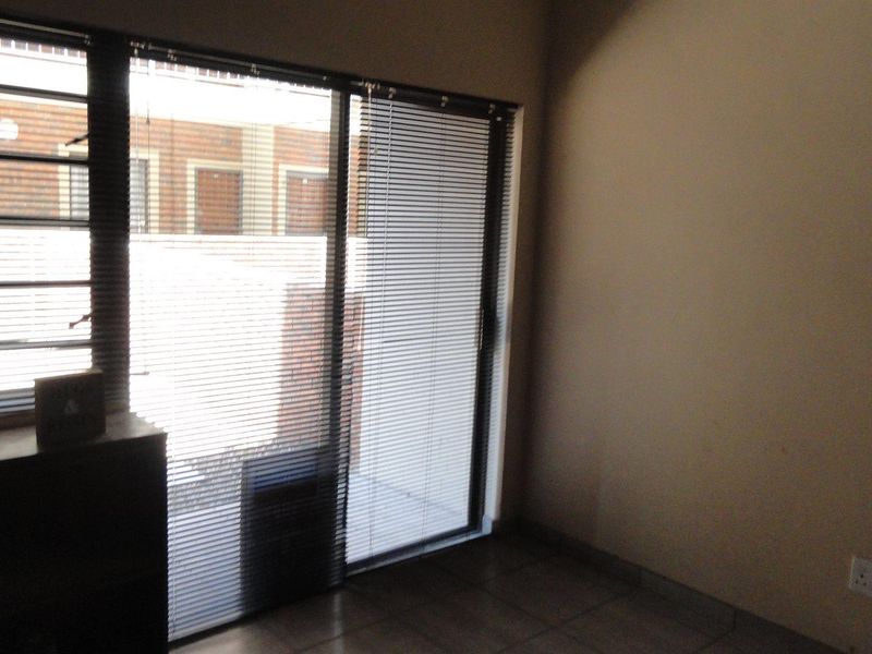 Spacious 1 bedroom apartment for sale in a secure complex - Photo 4