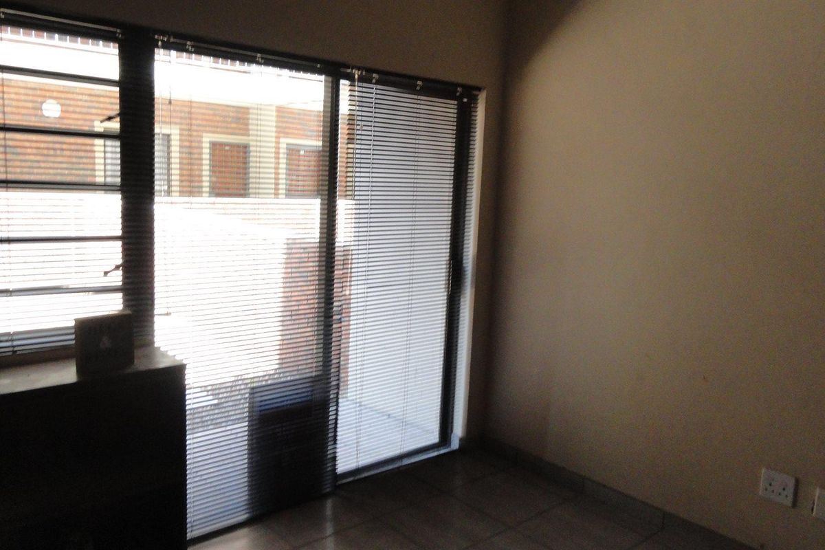 Spacious 1 bedroom apartment for sale in a secure complex - Photo 4
