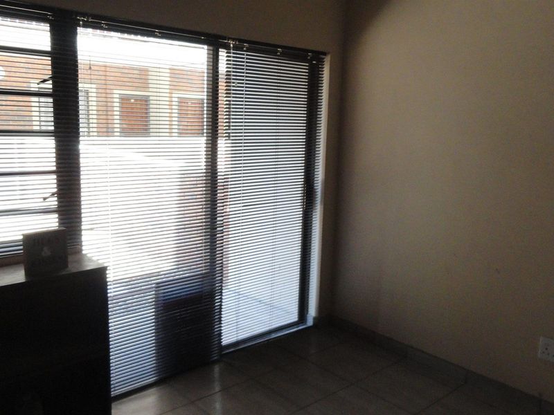 Spacious 1 bedroom apartment for sale in a secure complex - Photo 3