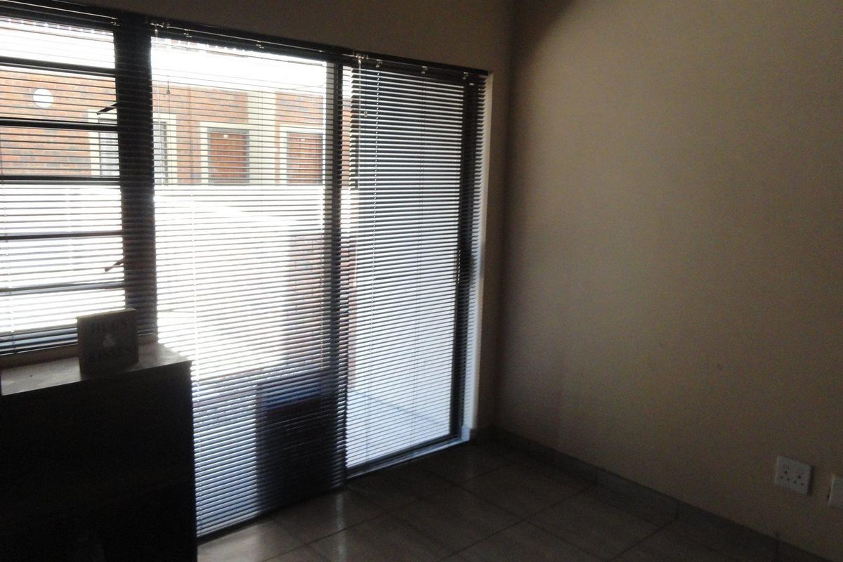 Spacious 1 bedroom apartment for sale in a secure complex - Photo 3