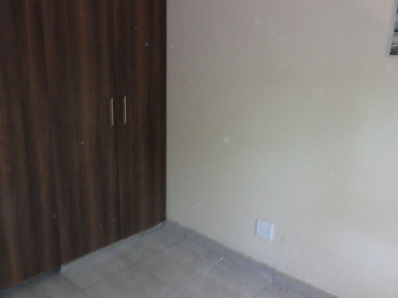 Spacious 1 bedroom apartment for sale in a secure complex - Photo 5
