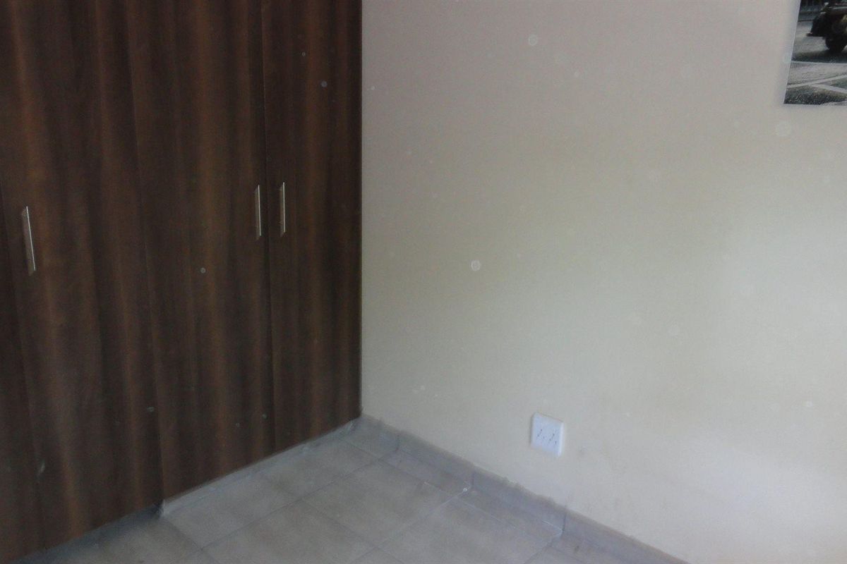 Spacious 1 bedroom apartment for sale in a secure complex - Photo 5
