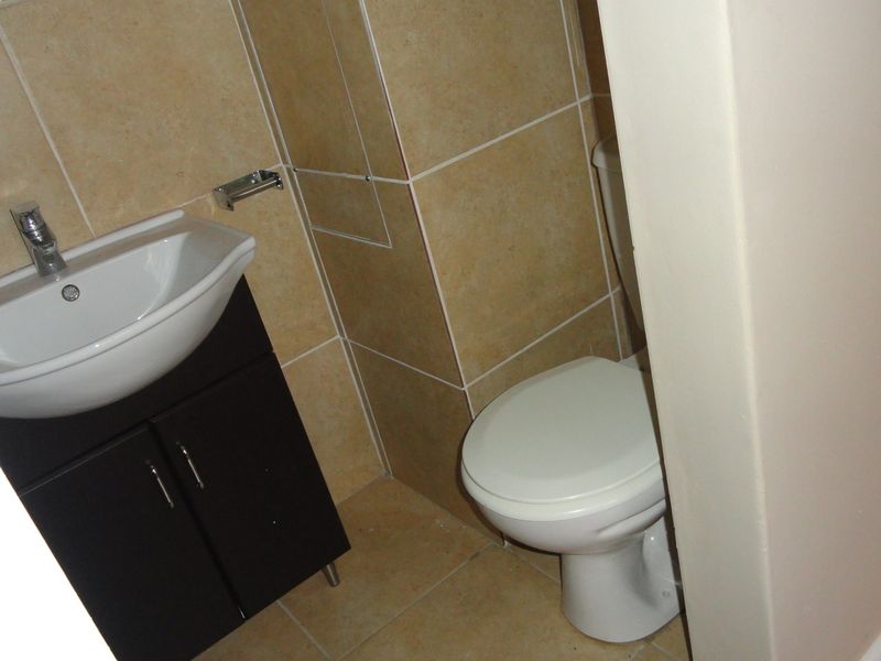 Spacious 1 bedroom apartment for sale in a secure complex - Photo 9