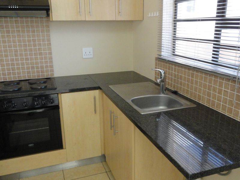 Spacious 1 bedroom apartment for sale in a secure complex - Photo 6