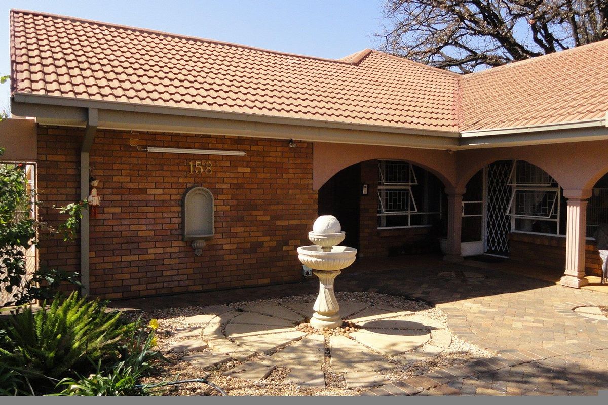 Amazing property  - a beautiful family home near Volkskool - Photo 2