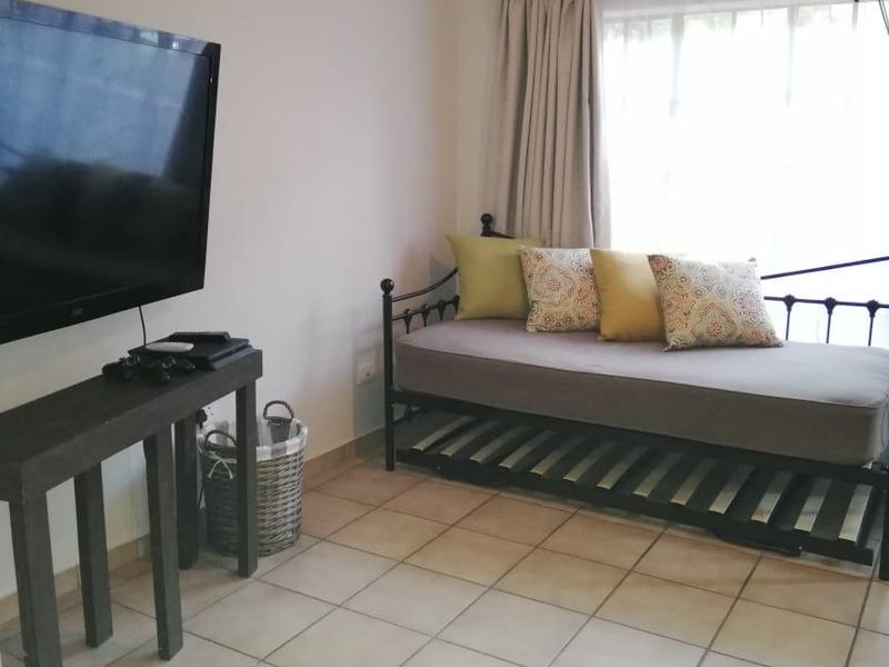 Secure and spacious two-bedroom duplex apartment/flat for sale. - Photo 5