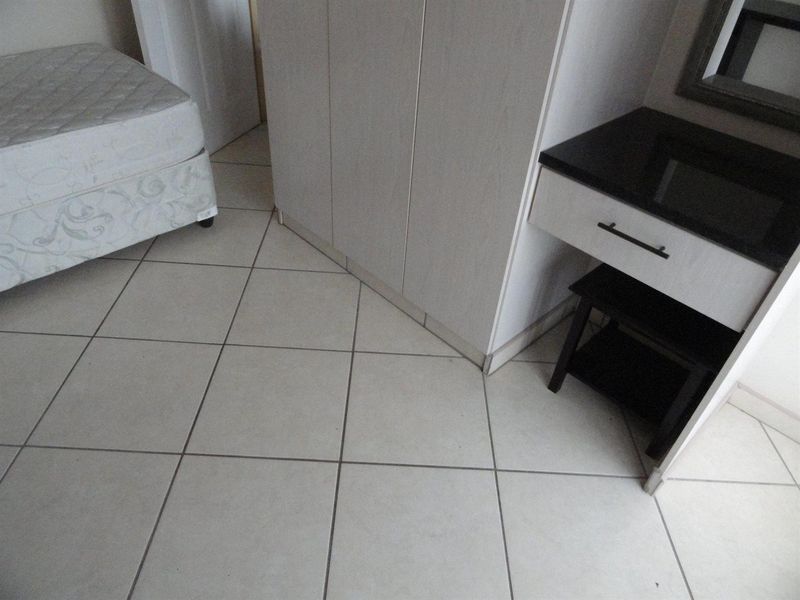 Upmarket 2 bedroom-student flat for sale - Photo 6