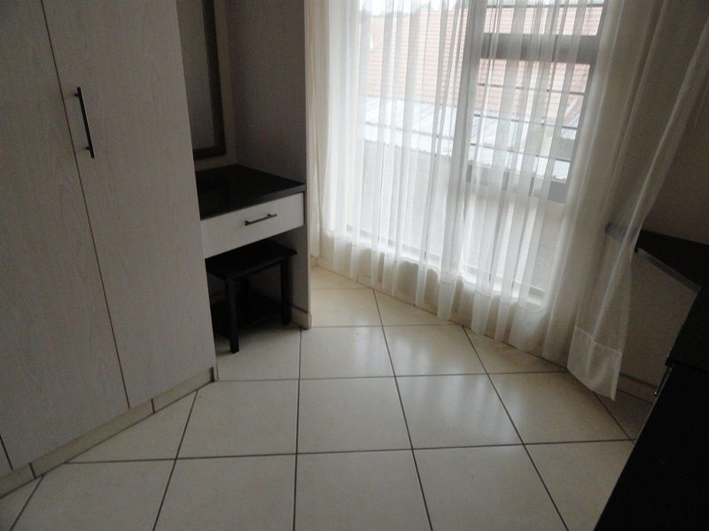 Upmarket 2 bedroom-student flat for sale - Photo 4