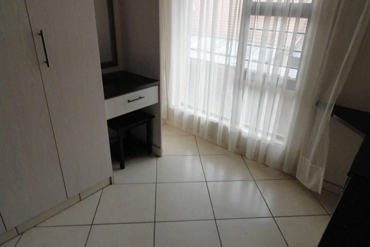Upmarket 2 bedroom-student flat for sale - Photo 4