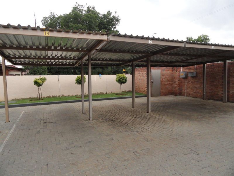 Upmarket 2 bedroom-student flat for sale - Photo 2