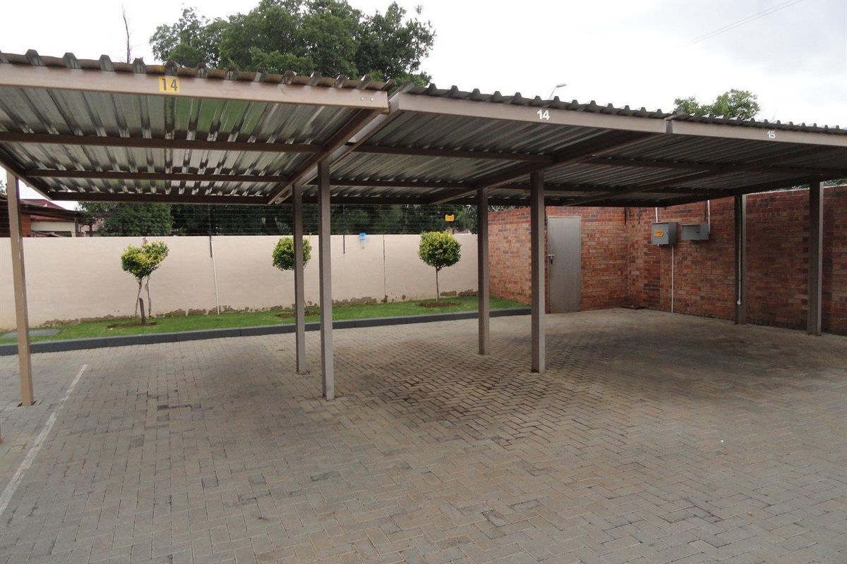 Upmarket 2 bedroom-student flat for sale - Photo 2